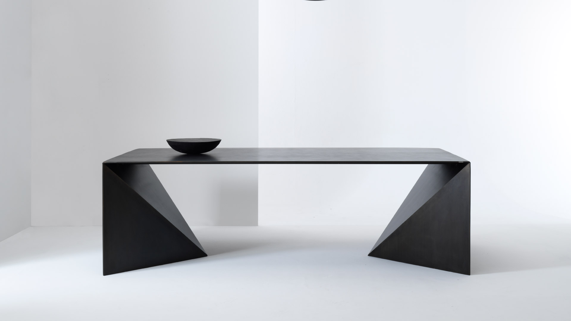 Tavolo di design in metallo Orukami Julia Italia con struttura scultorea ispirata all’origami