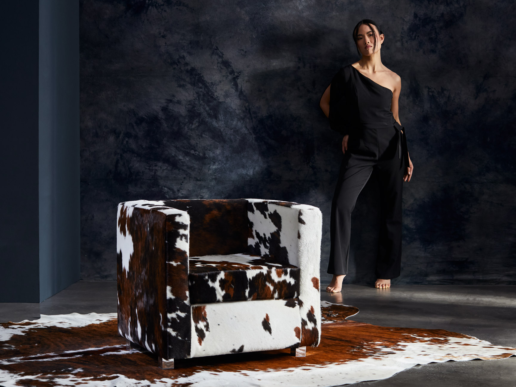 Poltrona Quadra in pelle cavallino Made in Italy, seduta di design con rivestimento artigianale Julia Italia in ambientazione lifestyle