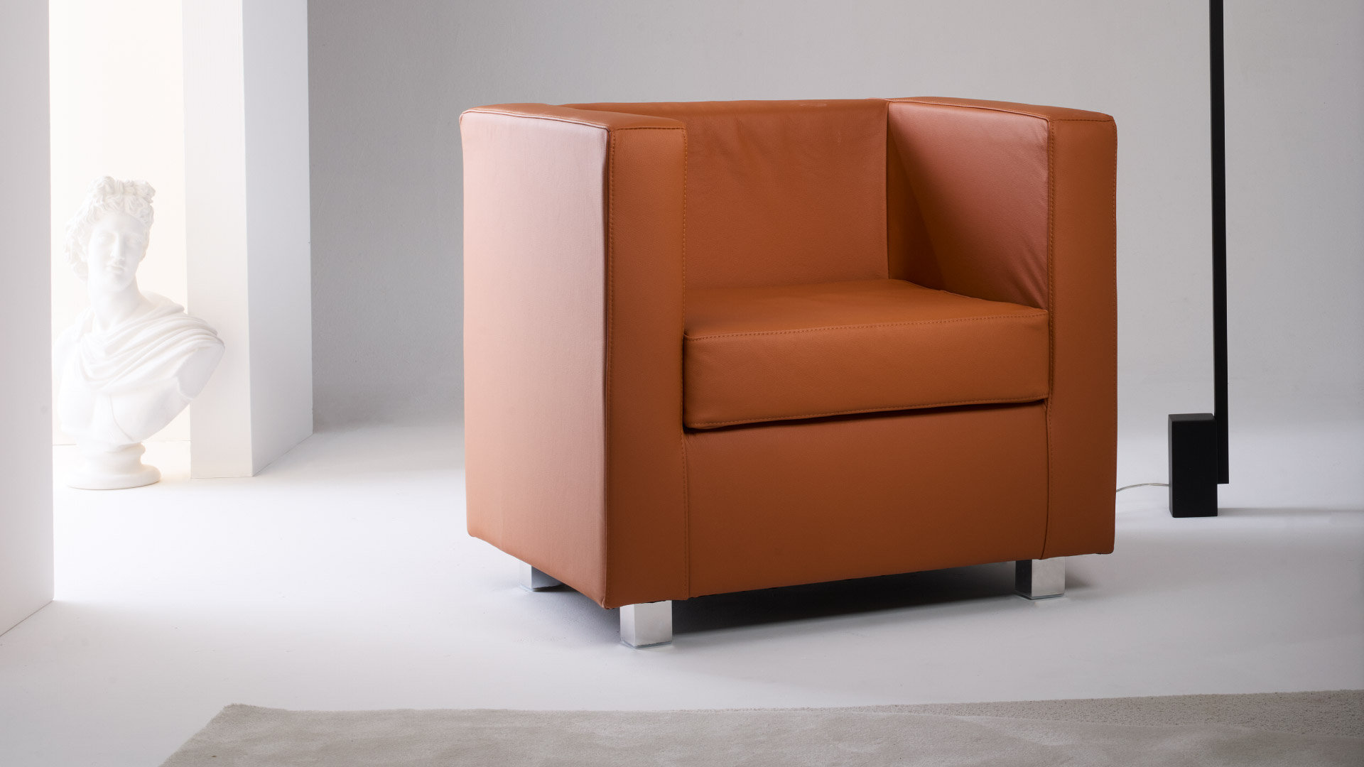 Poltrona di design Made in Italy in ambiente living moderno con arredi e complementi d’arredo firmati Julia Italia