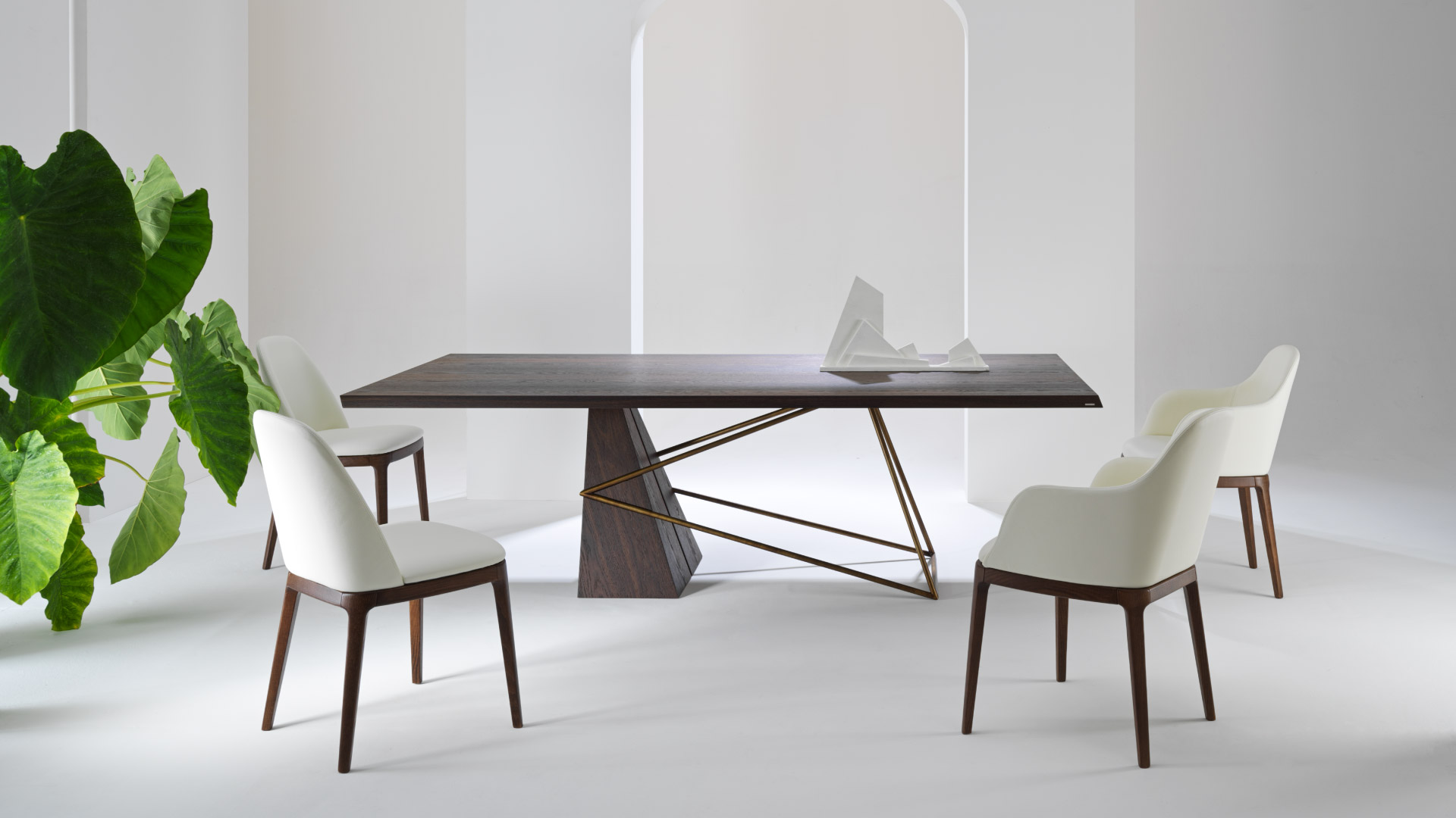 Tavolo di design Stasis in legno e metallo in ambiente moderno Julia Italia con sedute in pelle e legno