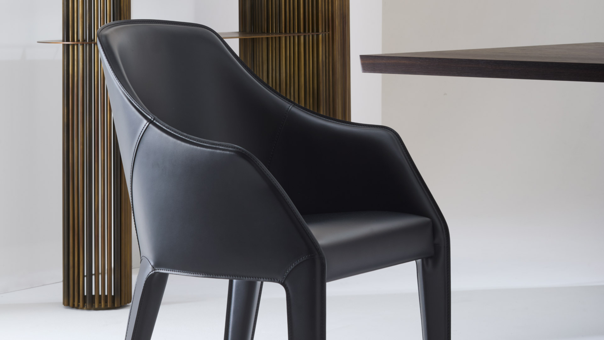 Poltroncina in cuoio Vittoria inserita in ambiente dining di design