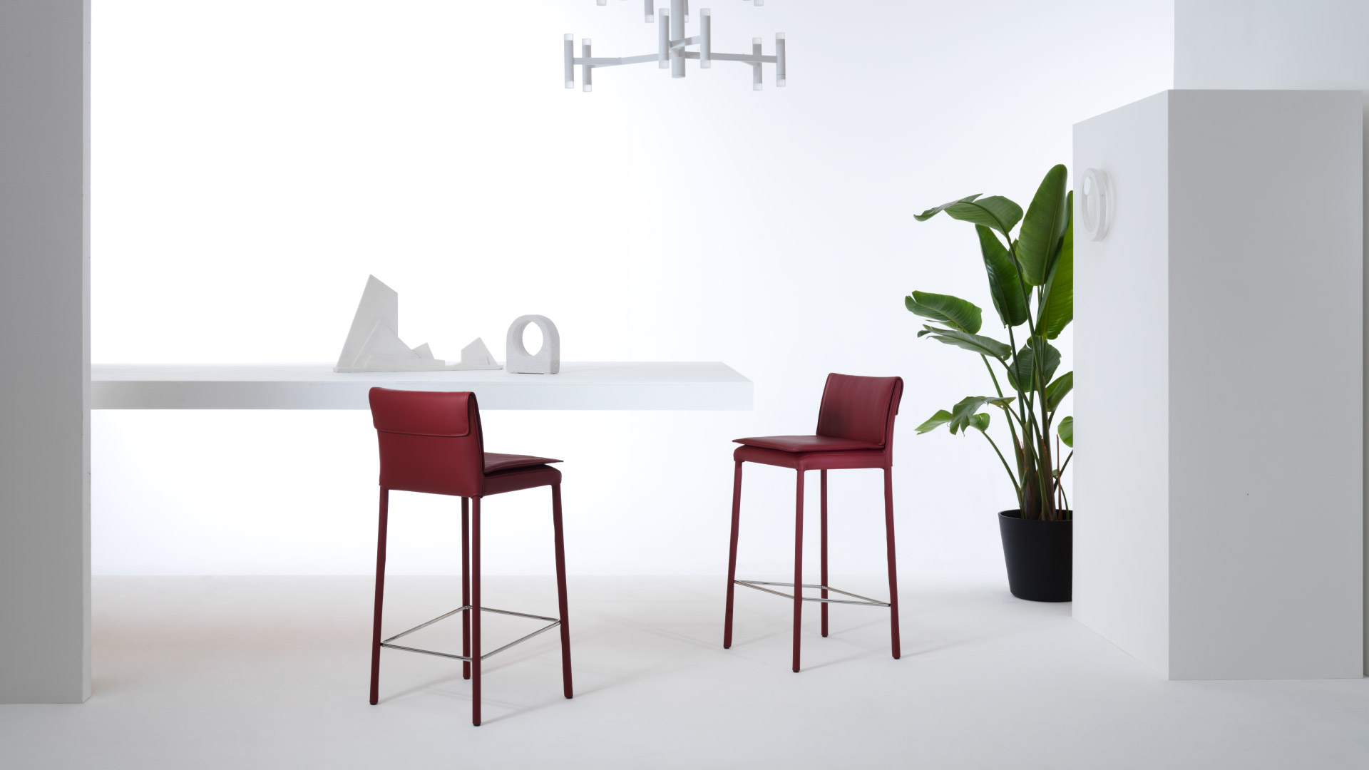 Sgabelli design Agata Julia Italia ambientati in cucina moderna con isola centrale