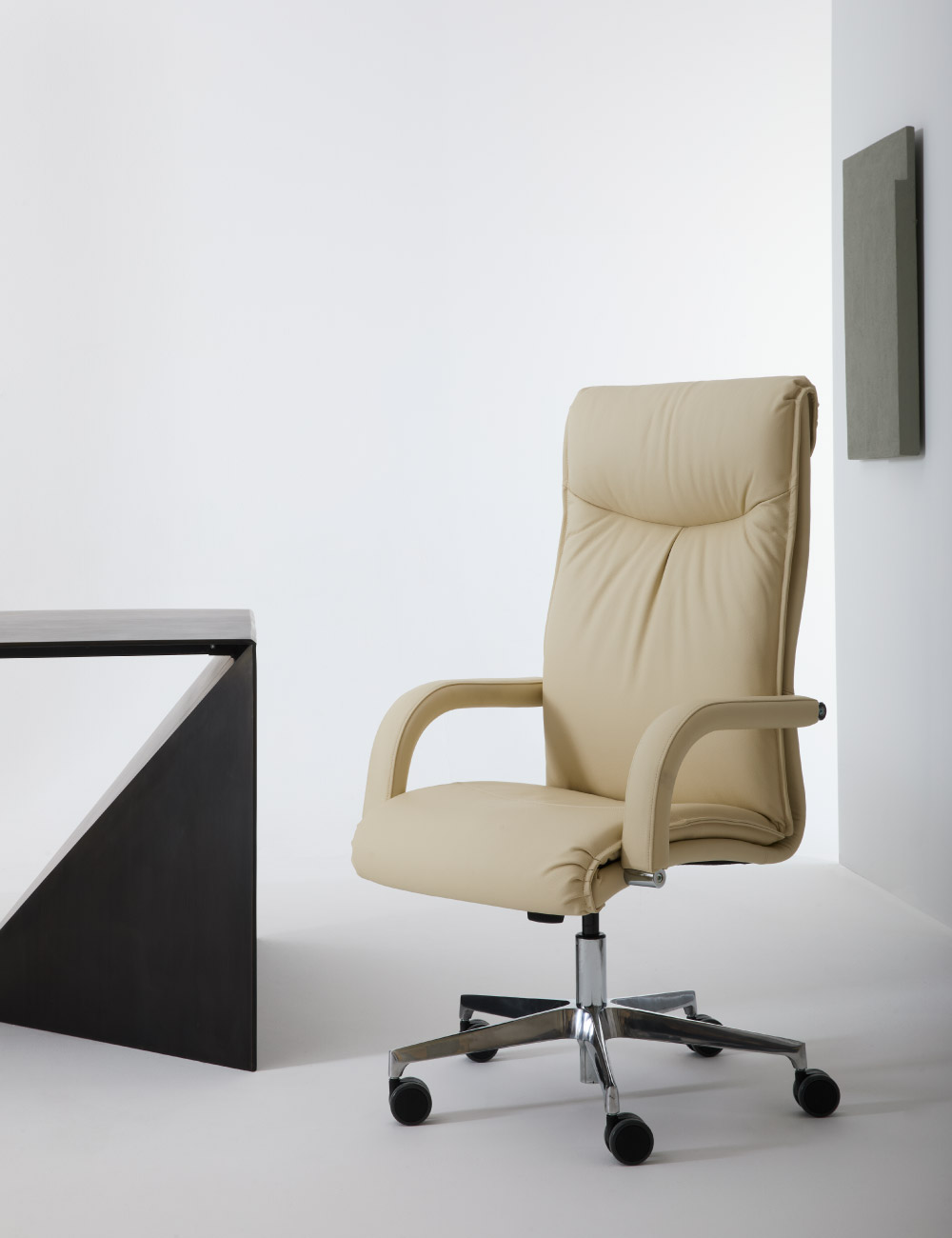 Poltrona ufficio di design Angel Julia Italia con base cromata su ruote