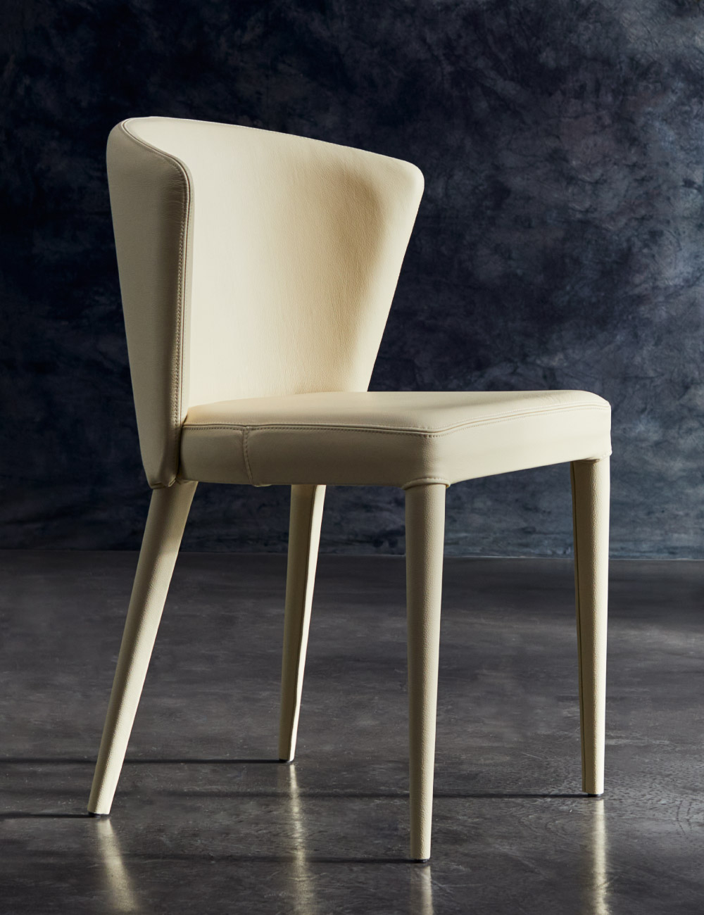 Sedia imbottita Atena Julia Italia di design Made in Italy in ambientazione lifestyle