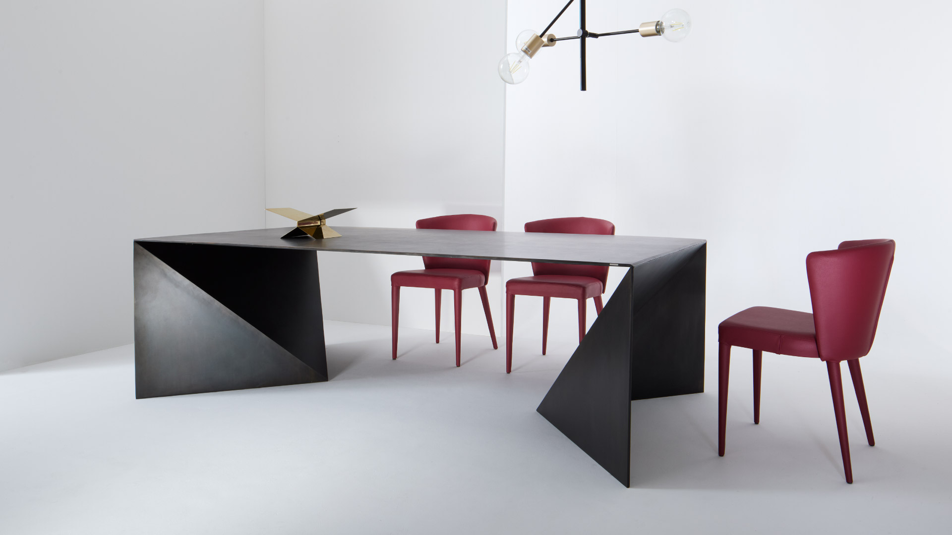 Tavolo di design in metallo Orukami Julia Italia con struttura scultorea ispirata all’origami