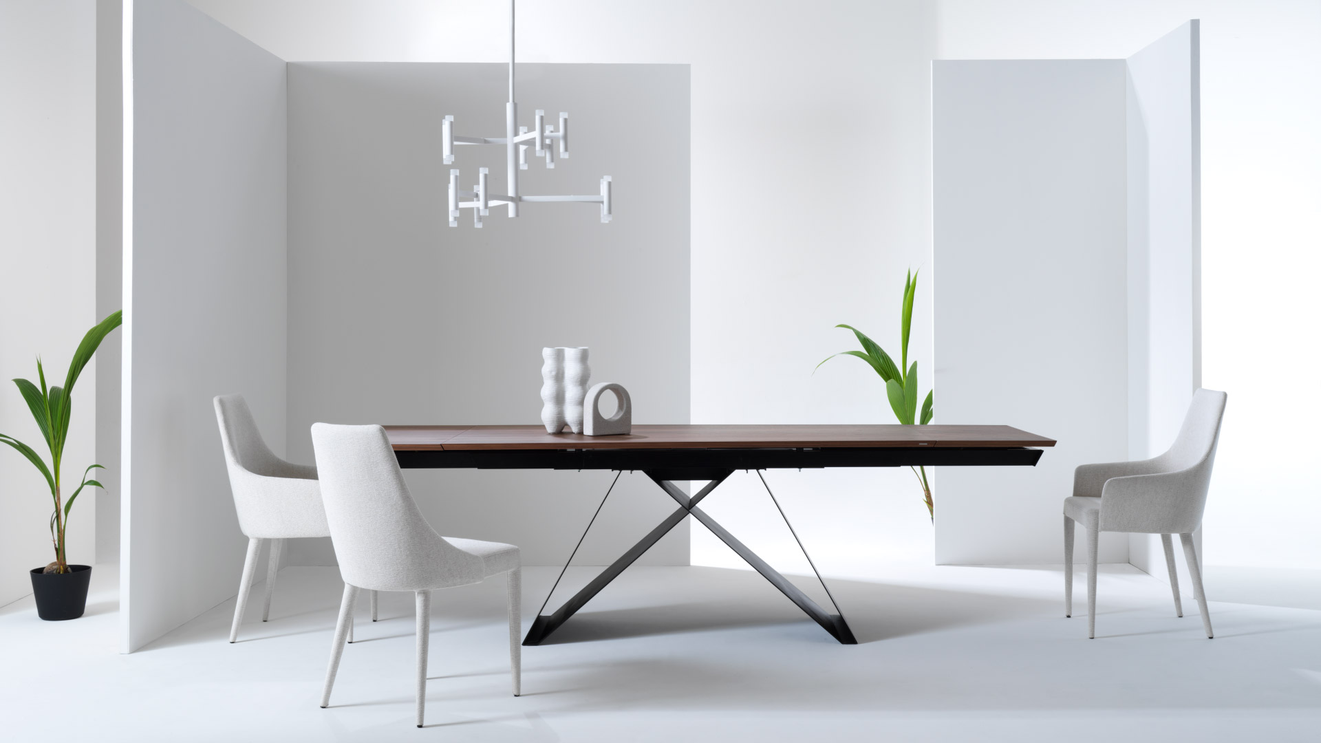 Tavolo di design allungabile Atlantis Julia Italia in ambiente contract contemporaneo con poltroncine abbinate