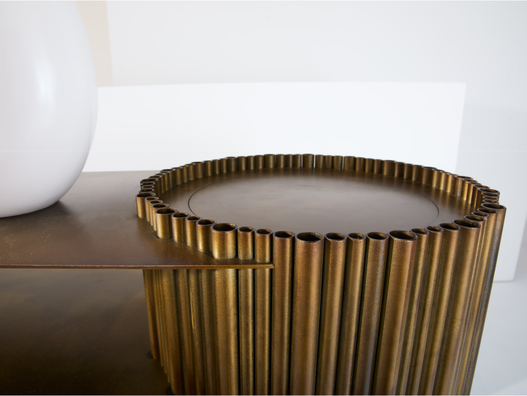 Dettaglio piano a doppio livello della consolle di design Eterea Julia Italia