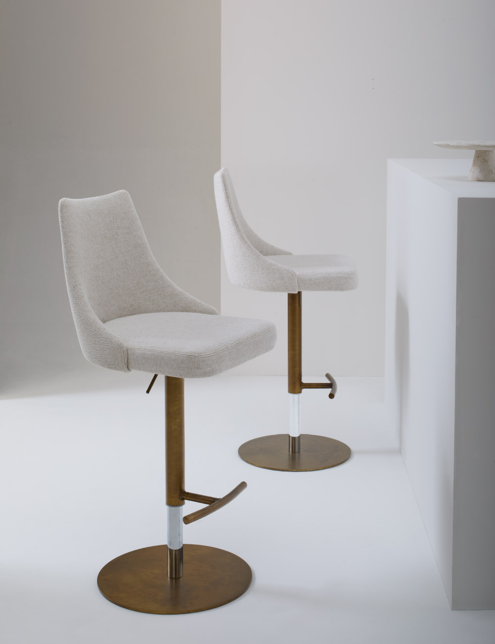 Sgabelli regolabili Evelin Mas Julia Italia con base tonda e alzata a gas, ideali per banconi e spazi bar contemporanei