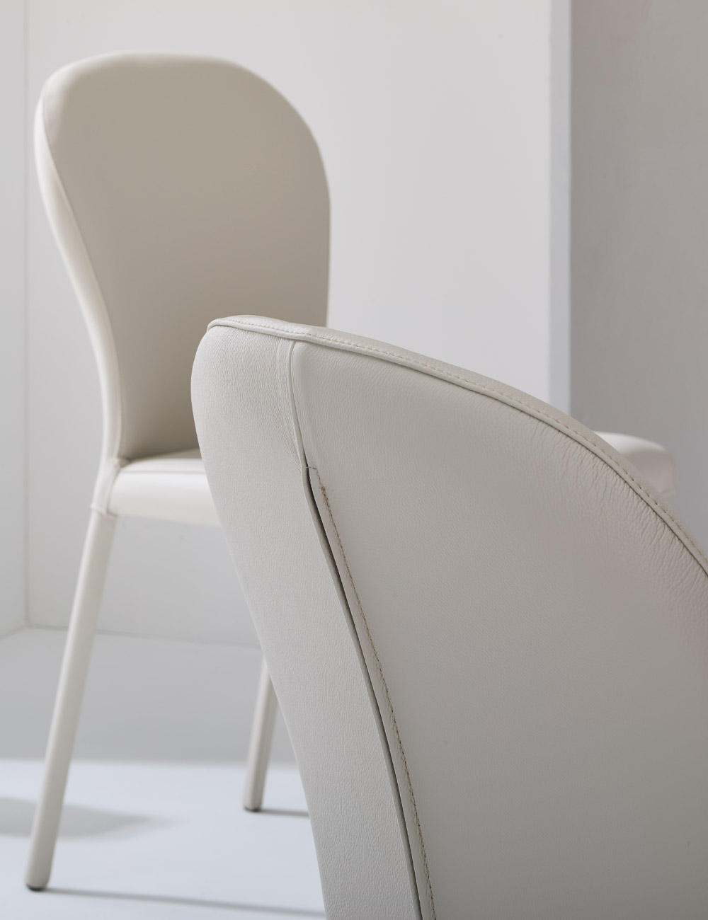 Sedia design in metallo Gaia Julia Italia inserita in ambiente contemporaneo