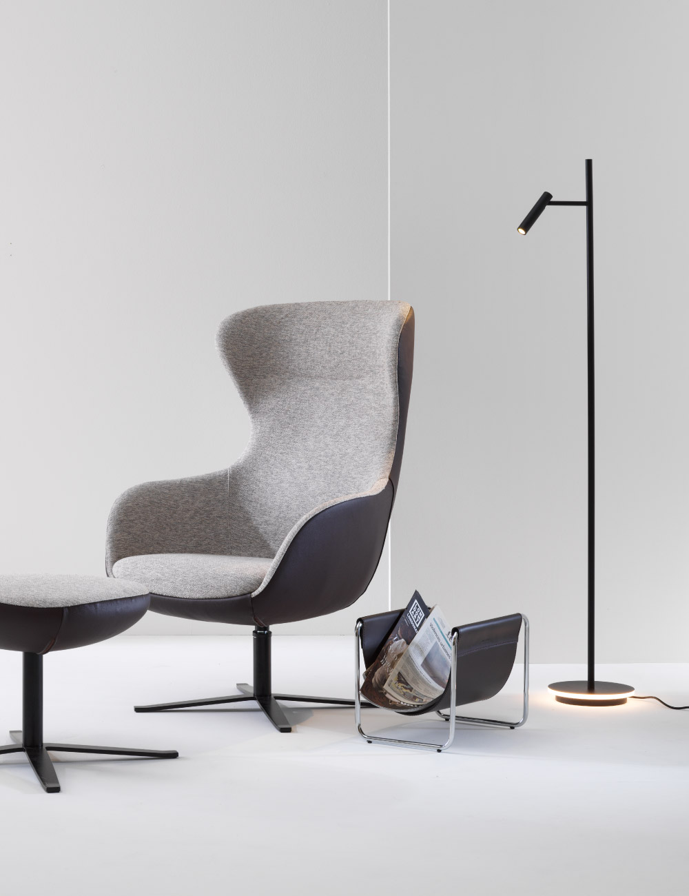 Poltrona di design Kay Julia Italia vista laterale con base in metallo e pouf coordinato