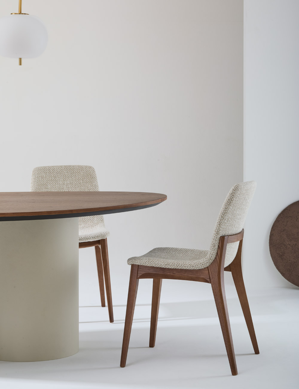 Dettaglio del piano in legno impiallacciato del tavolo di design Lithos con sedute coordinate Julia Italia