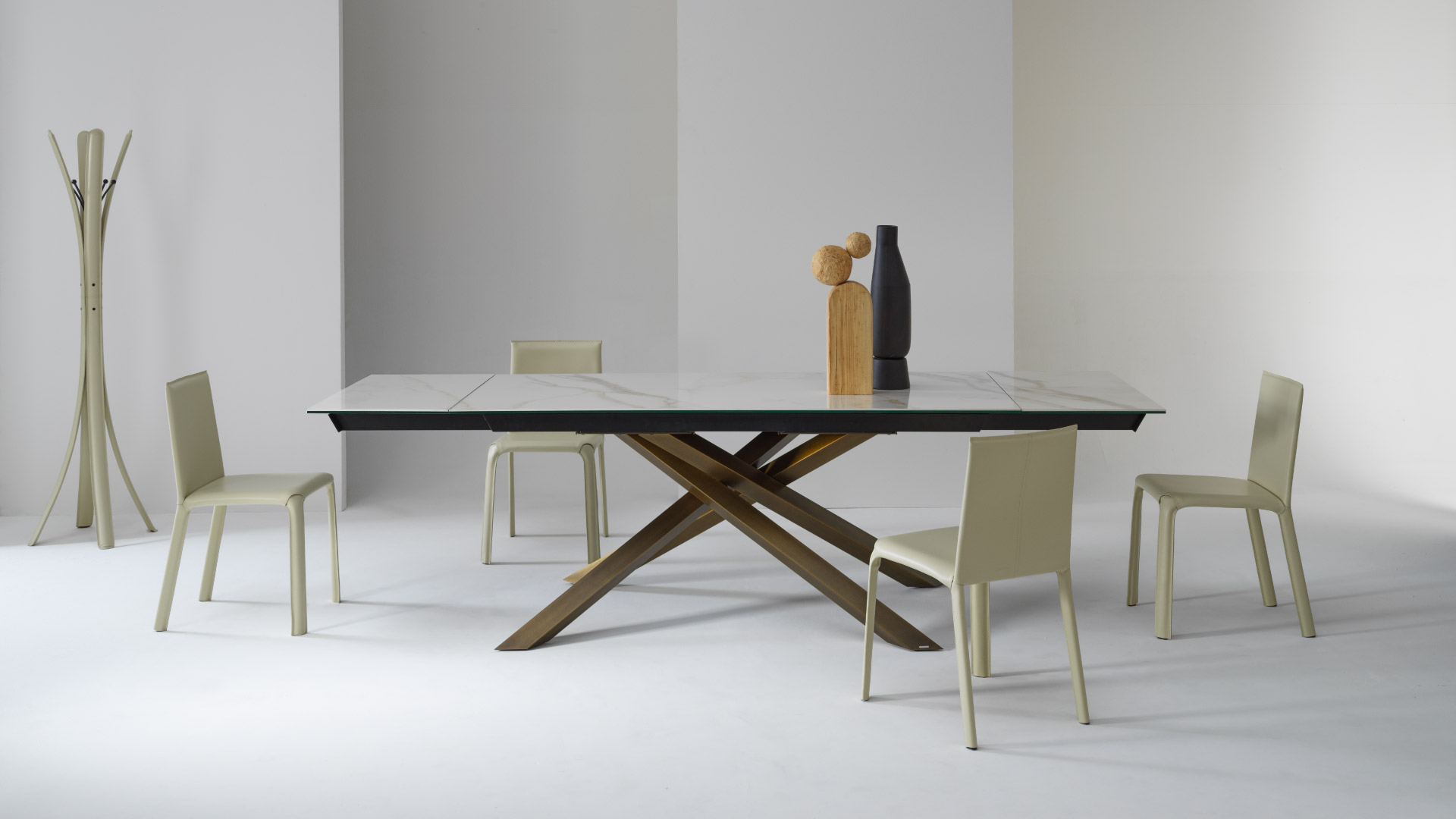 Tavolo di design Mikado Julia Italia in ambiente dining contemporaneo