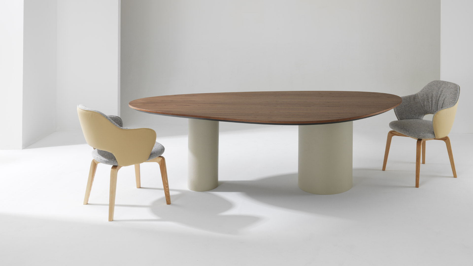Noemi, sedia di design Julia Italia in diverse versioni con e senza braccioli, base in metallo e legno, rivestimenti in tessuto e pelle