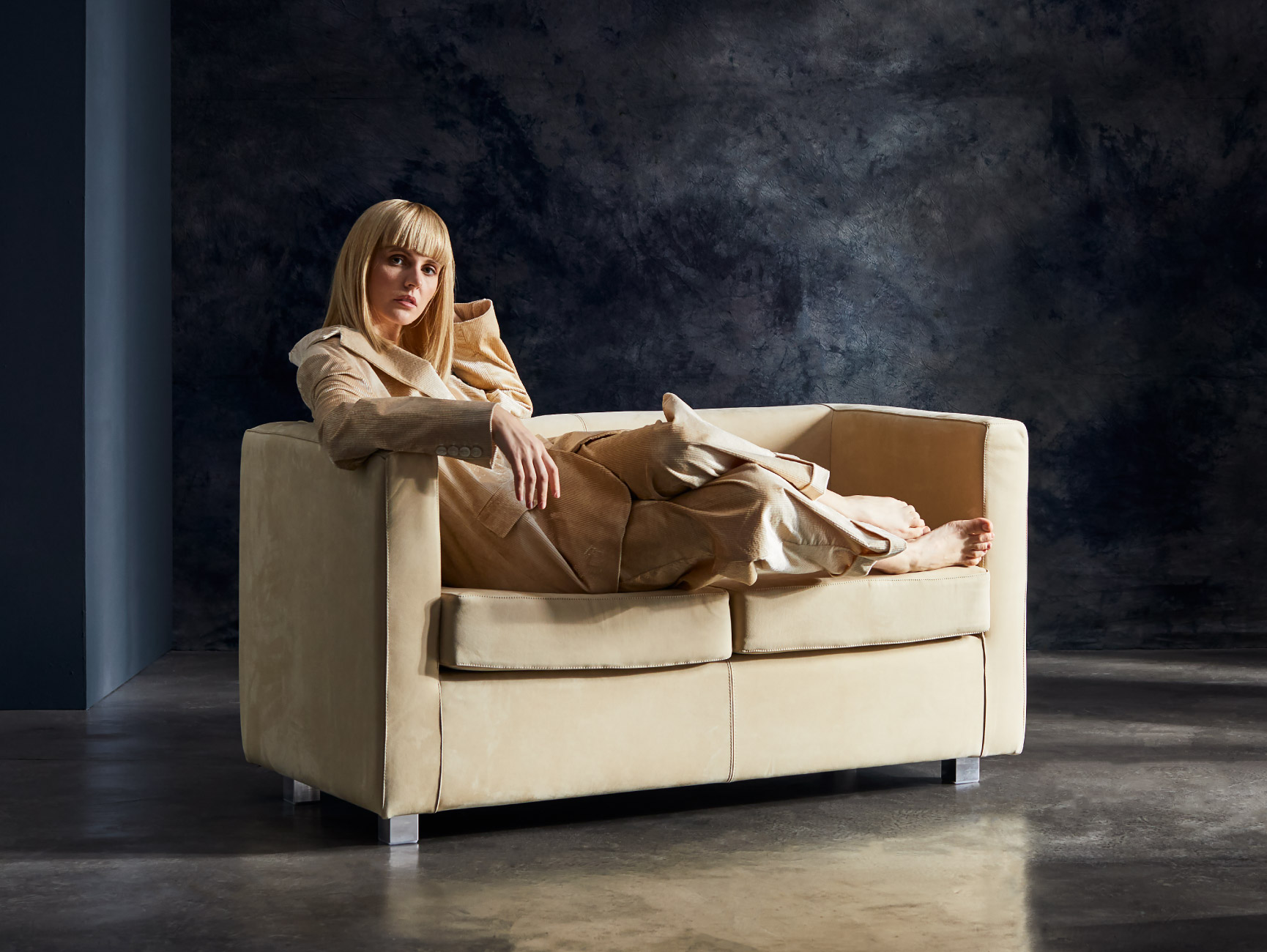 Divanetto di design in pelle Quadra Due Julia Italia per ambienti contract e hospitality