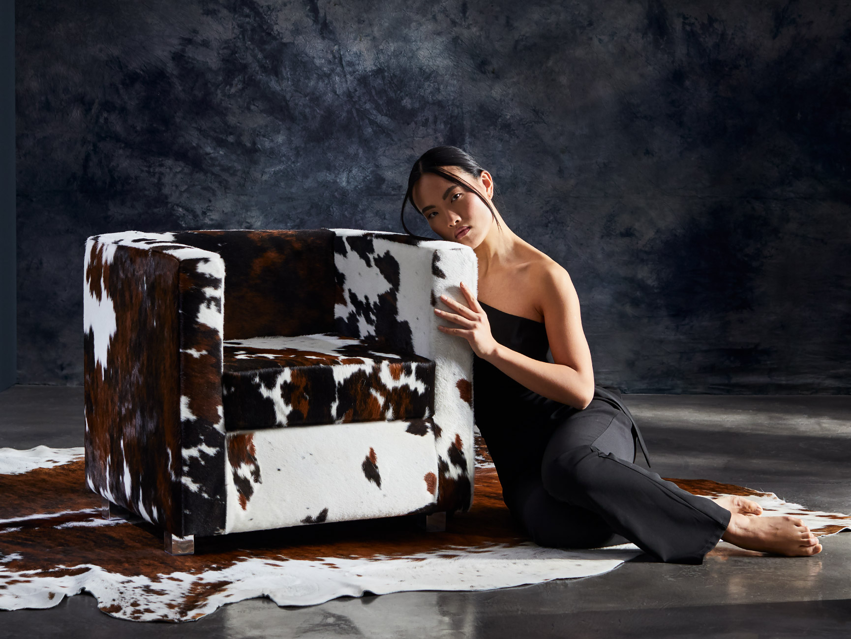 Poltrona Quadra in pelle cavallino Made in Italy, seduta di design con rivestimento artigianale Julia Italia in ambientazione lifestyle