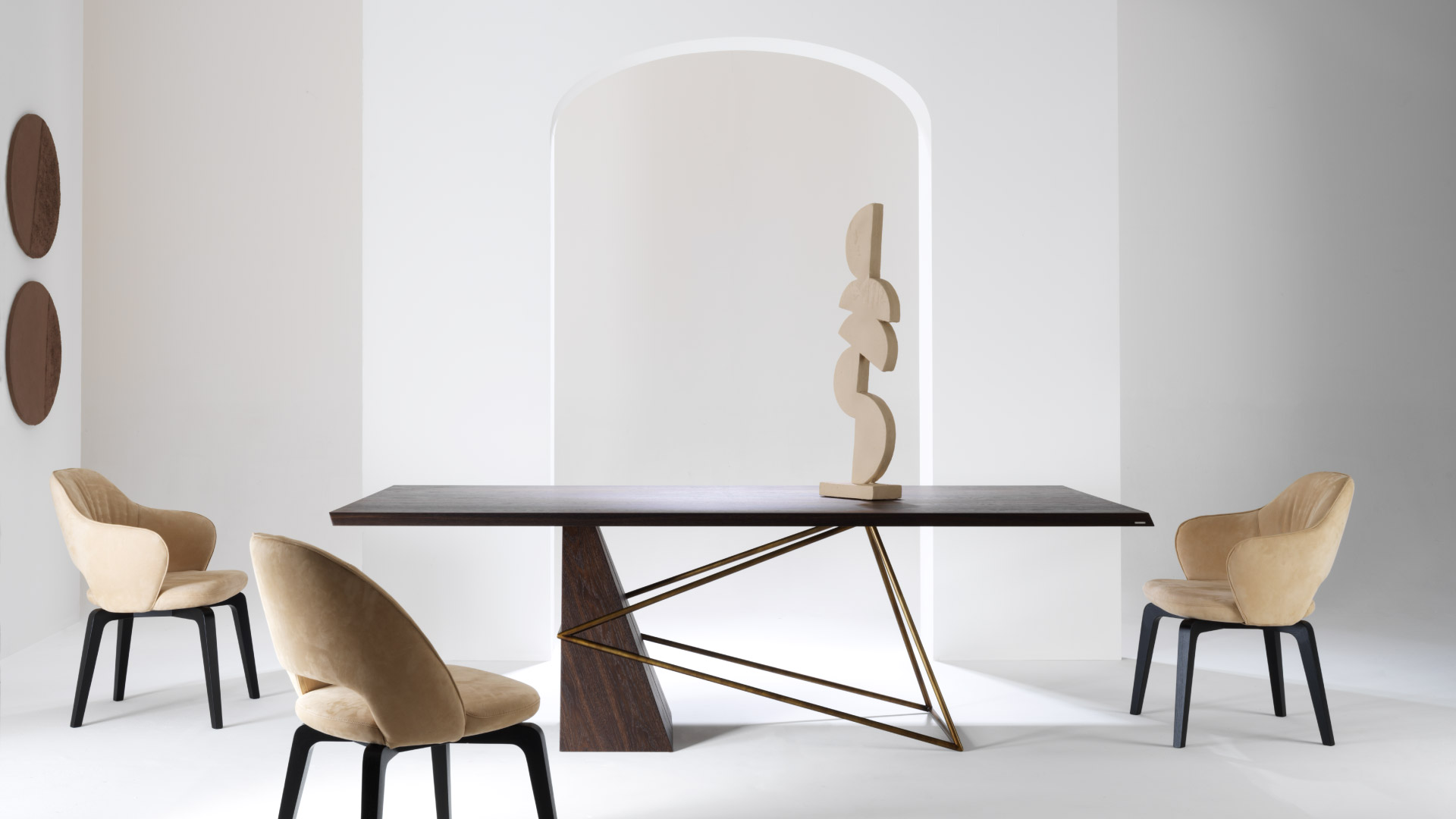 Tavolo di design Stasis in legno e metallo in ambiente moderno Julia Italia con sedute in pelle e legno