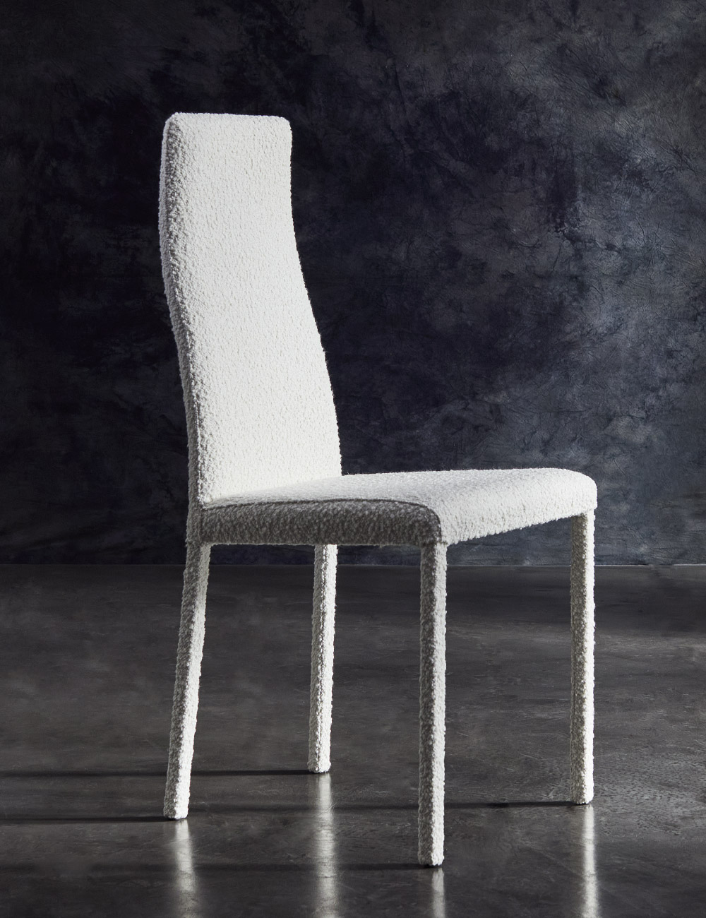 Sedia in pelle e tessuto Superleggera Julia Italia vista prodotto con struttura leggera e linee essenziali
