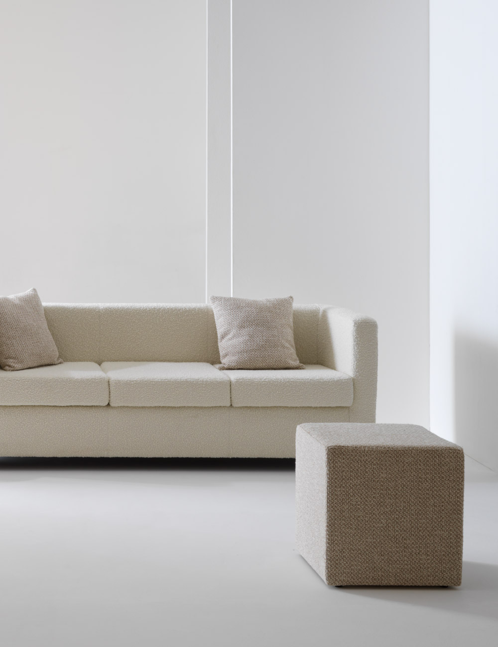 Pouf di design Zoe Julia Italia utilizzato come complemento accanto al divano