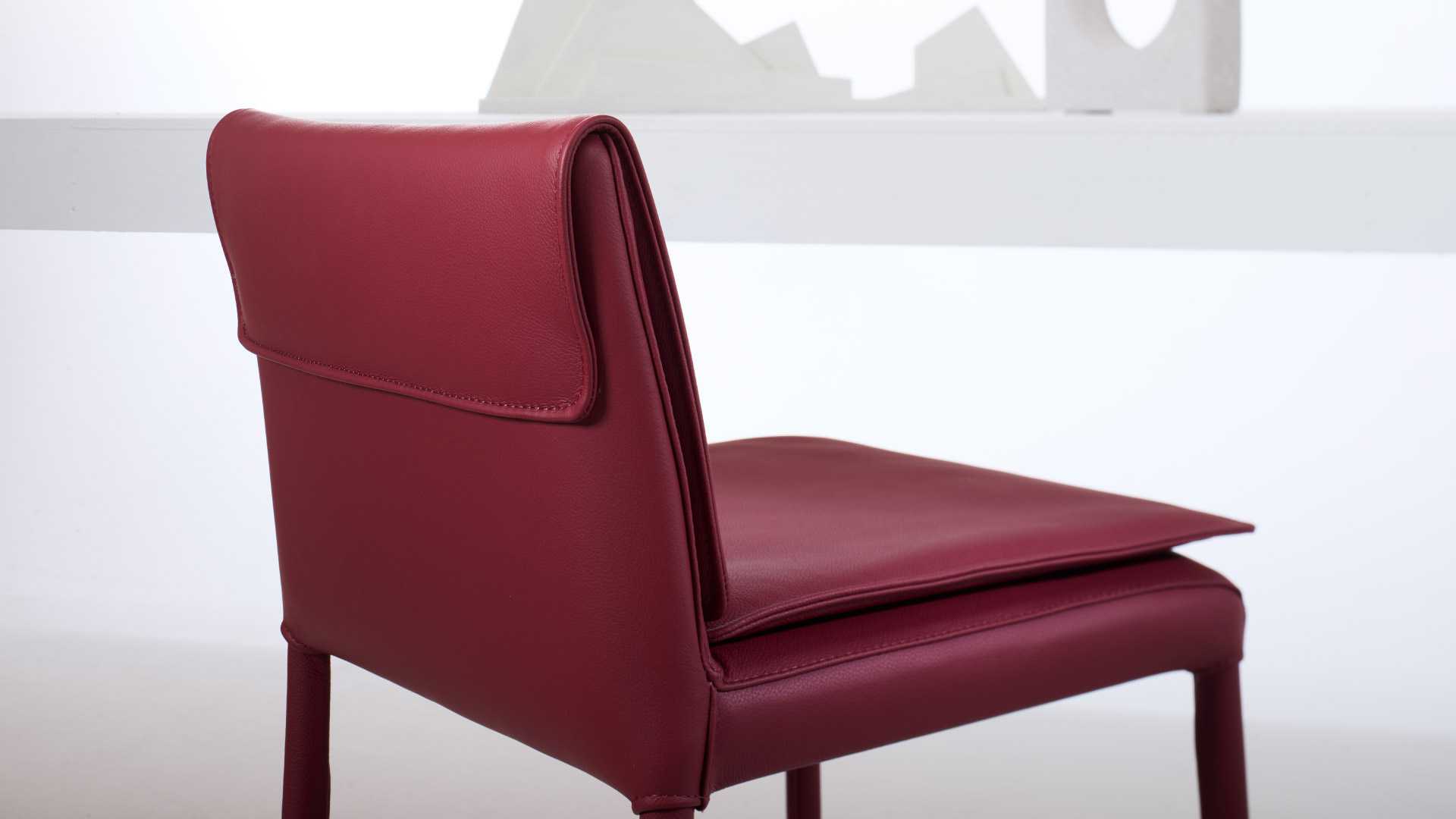 Sgabelli design Agata Julia Italia ambientati in cucina moderna con isola centrale