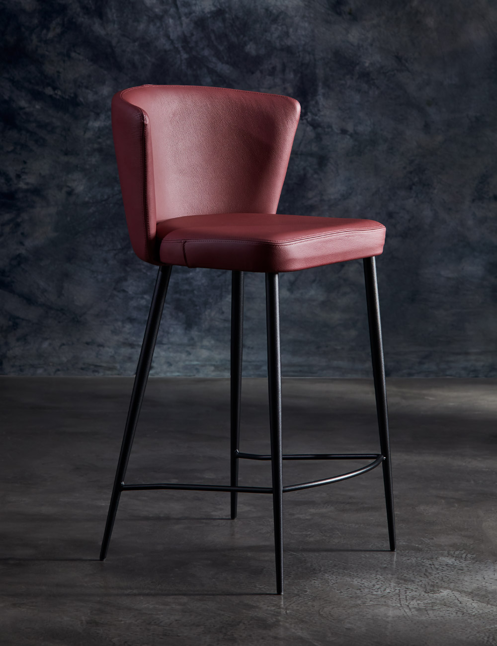 Sgabello Atena Julia Italia con seduta imbottita e struttura in metallo, ambientato in spazio