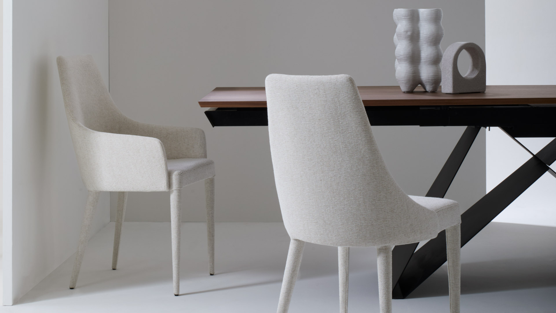 Tavolo di design allungabile Atlantis Julia Italia in ambiente contract contemporaneo con poltroncine abbinate