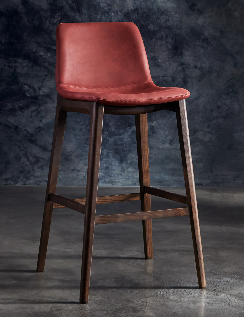 Sgabello imbottito in pelle Isabel Stool Julia Italia con struttura in legno di frassino