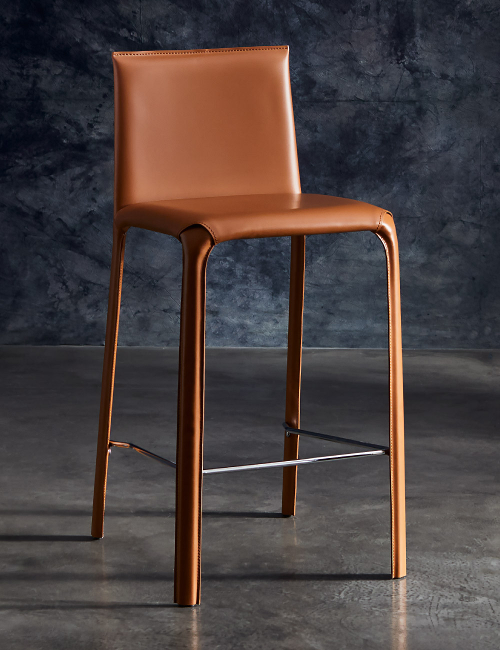 Sgabello di design in metallo e pelle Jenia Stool Julia Italia con struttura essenziale e seduta ergonomica