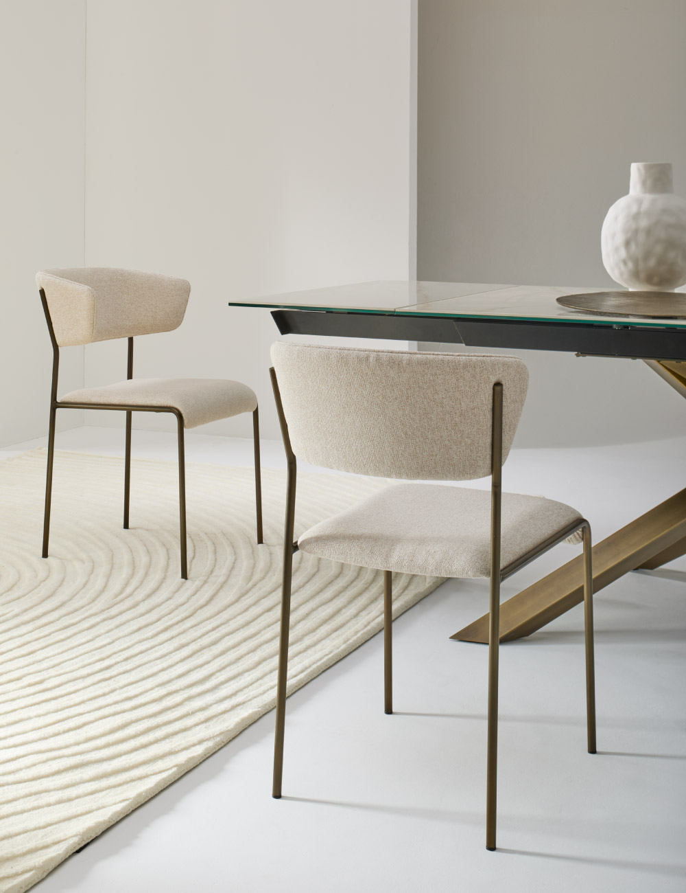 Dettaglio del del tavolo di design Mikado ambientato in contesto raffinato con sedie abbinate Julia Italia