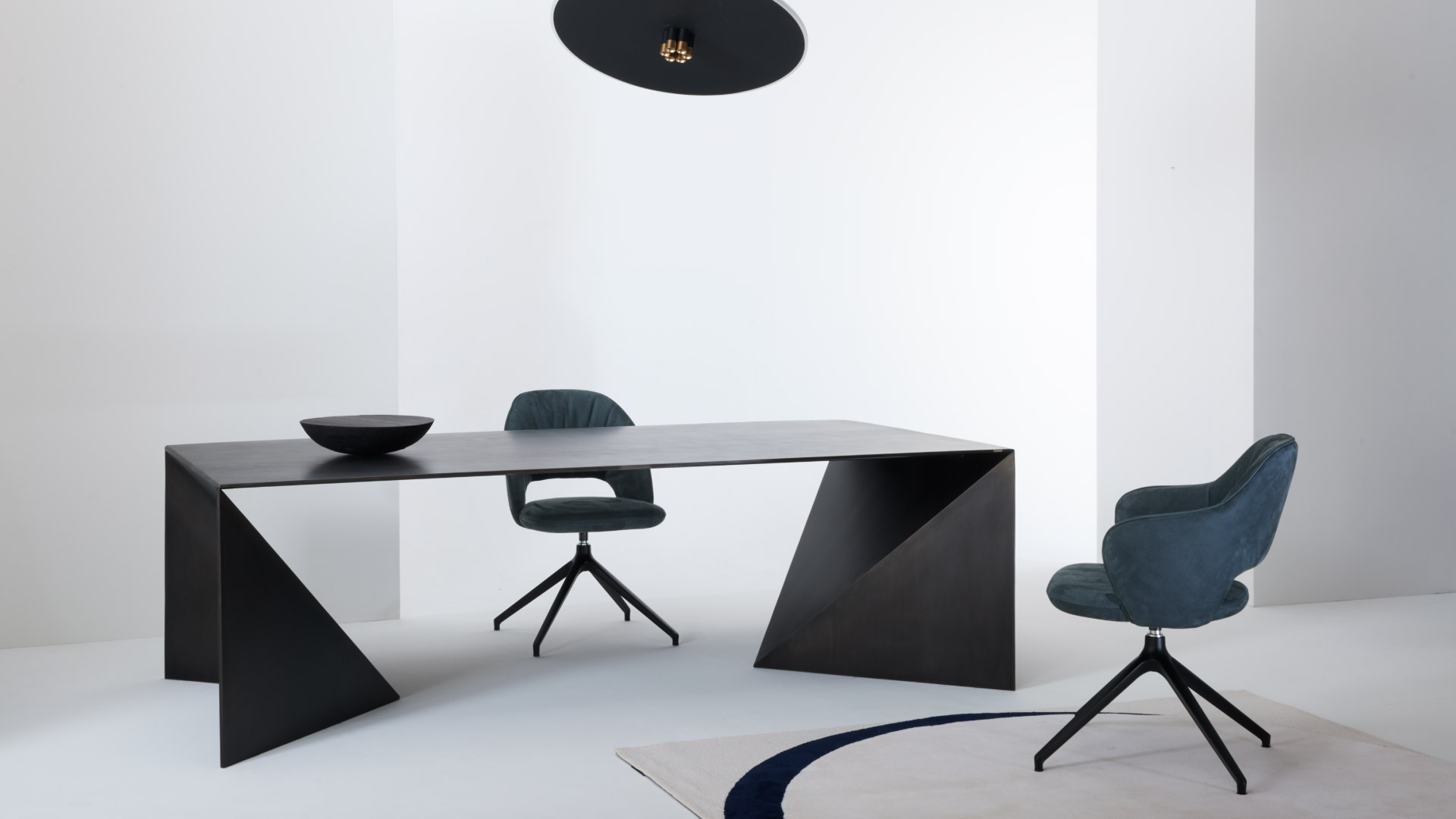 Tavolo di design in metallo Orukami Julia Italia con struttura scultorea ispirata all’origami