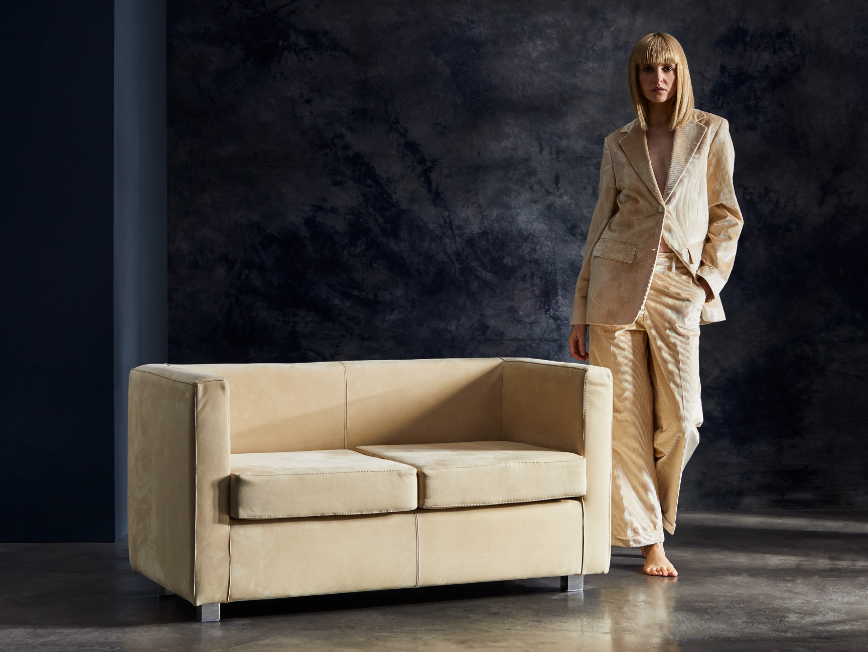 Divanetto di design in pelle Quadra Due Julia Italia per ambienti contract e hospitality