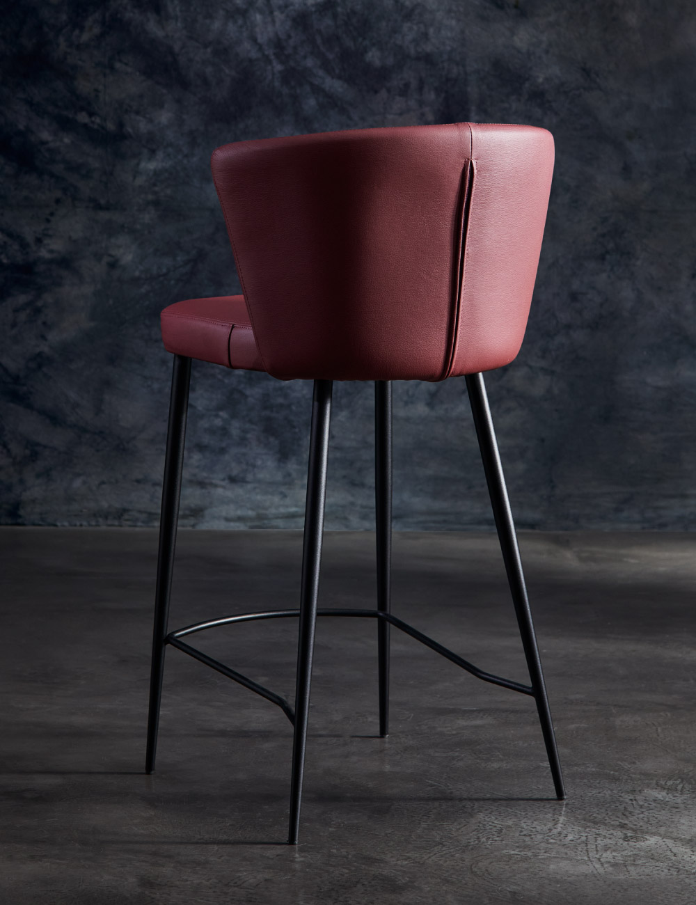 Sgabello Atena Julia Italia con seduta imbottita e struttura in metallo, ambientato in spazio