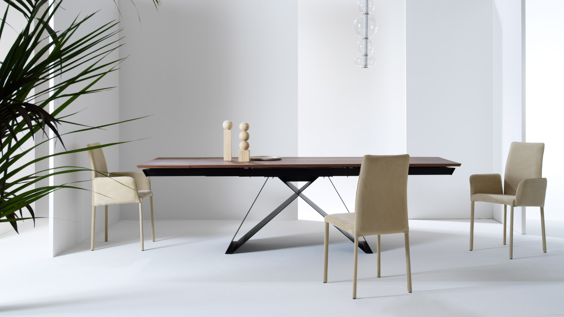 Tavolo di design allungabile Atlantis Julia Italia in ambiente contract contemporaneo con poltroncine abbinate