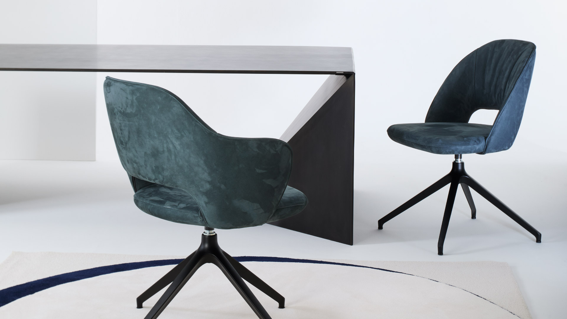 Noemi, sedia di design Julia Italia in diverse versioni con e senza braccioli, base in metallo e legno, rivestimenti in tessuto e pelle