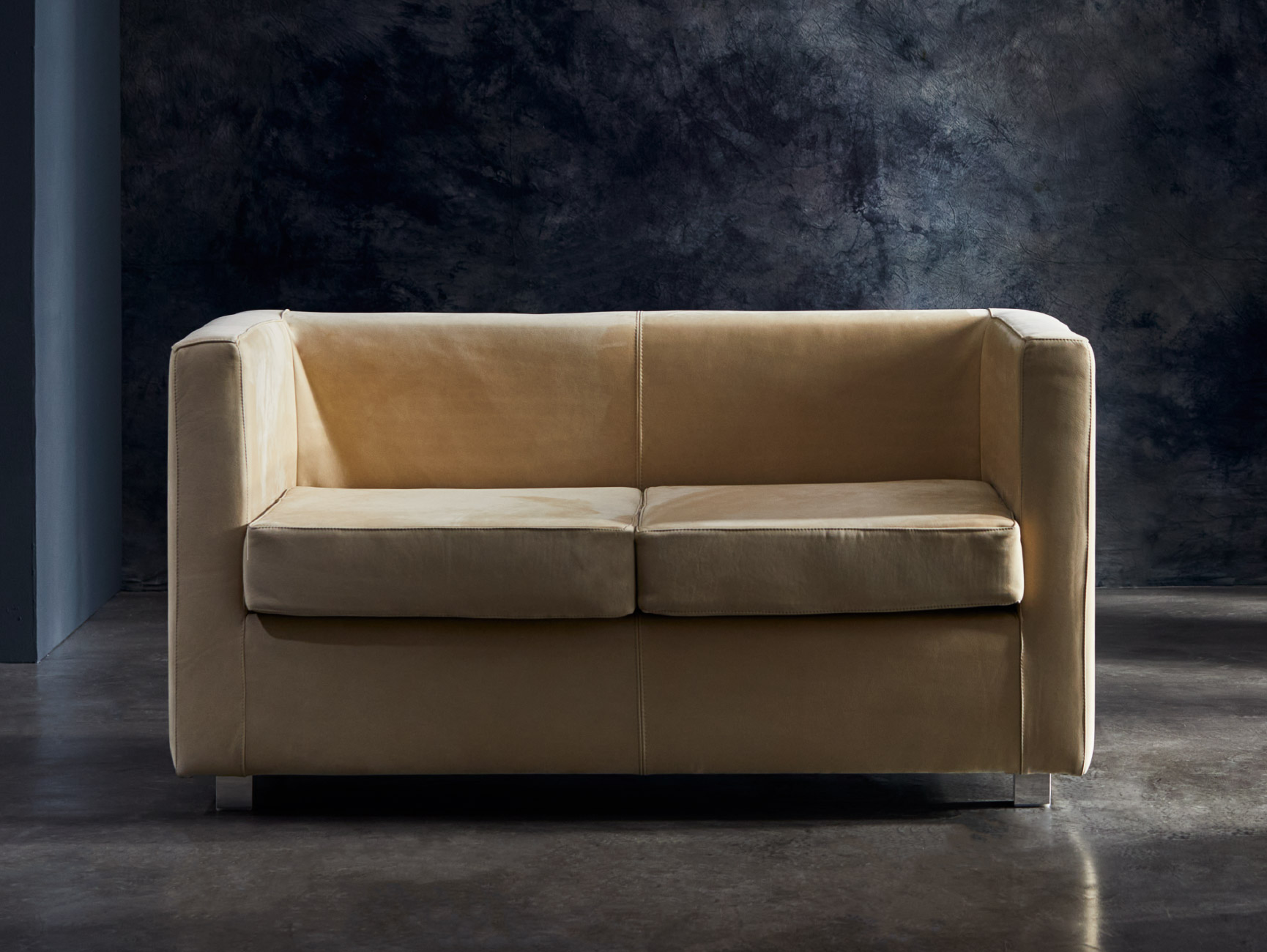 Divanetto due posti di design Quadra Due Julia Italia vista frontale con proporzioni equilibrate