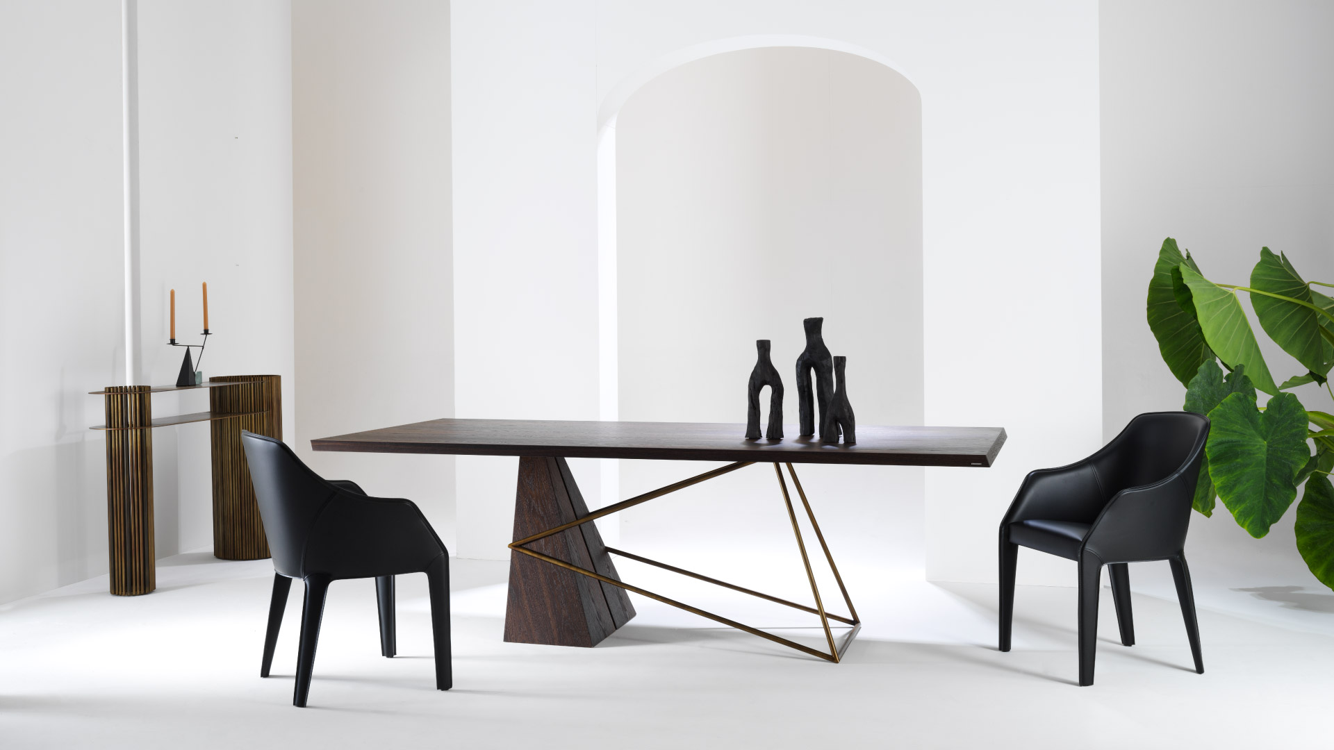 Tavolo di design Stasis in legno e metallo in ambiente moderno Julia Italia con sedute in pelle e legno