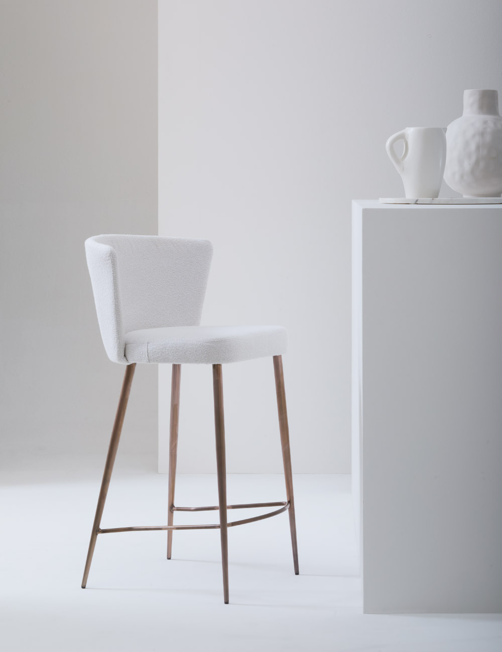 Sgabello regolabile Atena Mas Julia Italia con base tonda e alzata a gas per ambienti cucina e bar