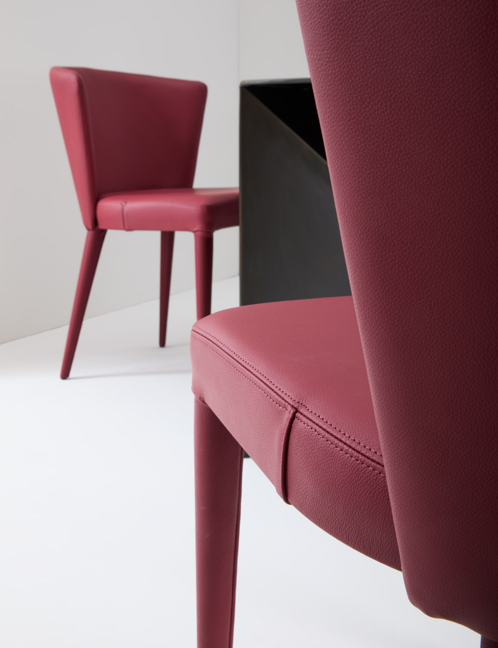 Sedia imbottita Atena Julia Italia di design Made in Italy in ambientazione lifestyle