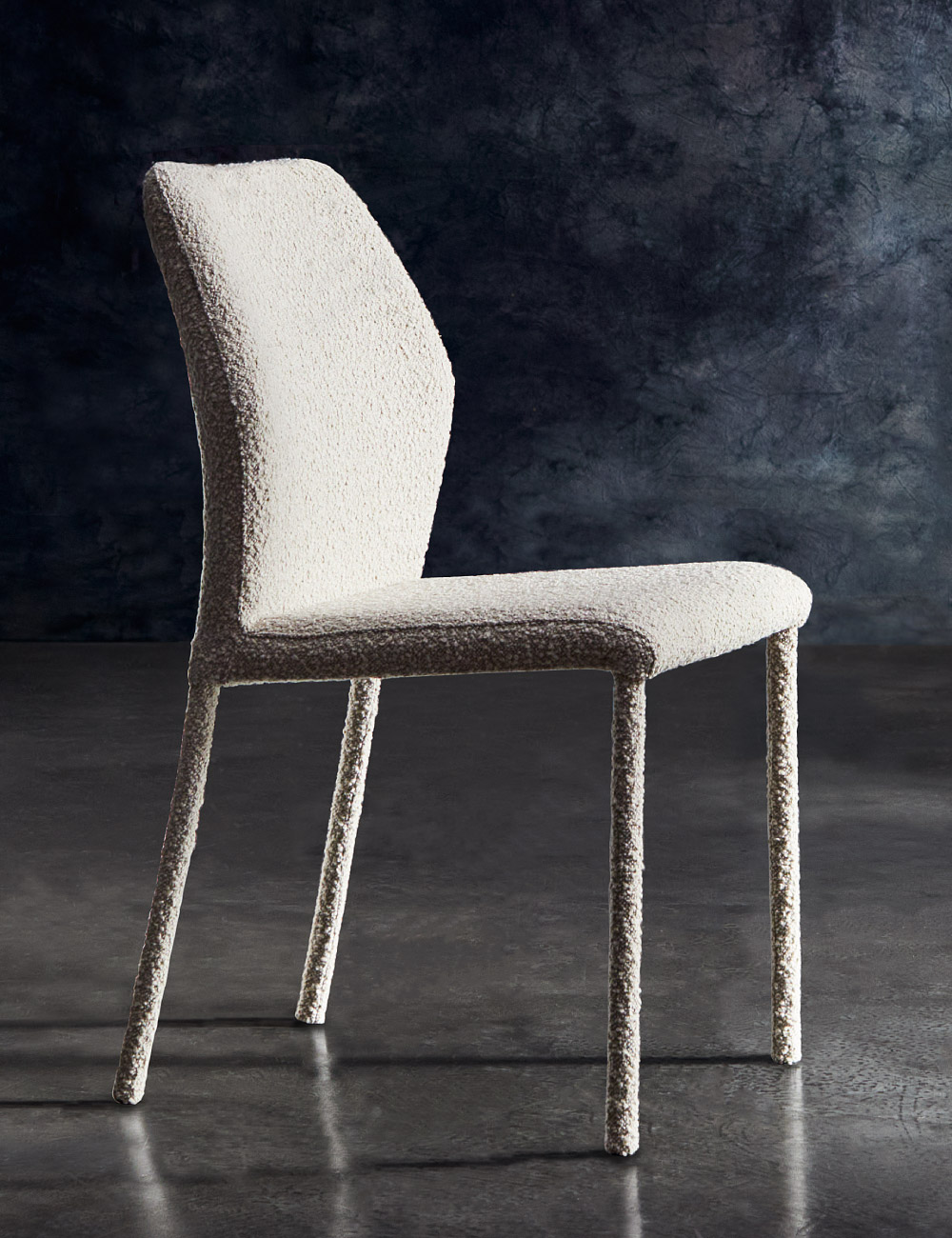 Sedia iconica Mirò in contesto lifestyle con rivestimento tessile – Julia Italia