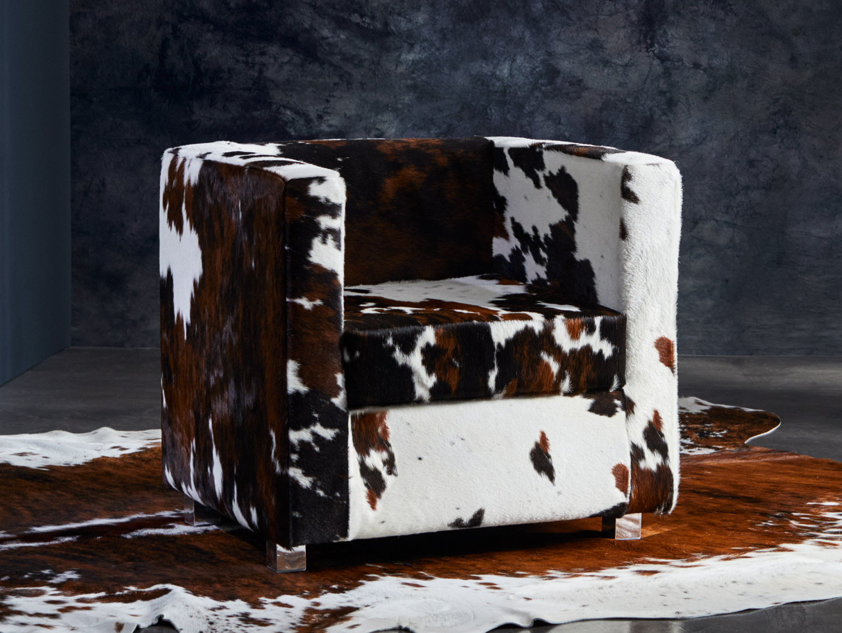 Poltrona di design Quadra in pelle cavallino Made in Italy, struttura geometrica e rivestimento artigianale Julia Italia