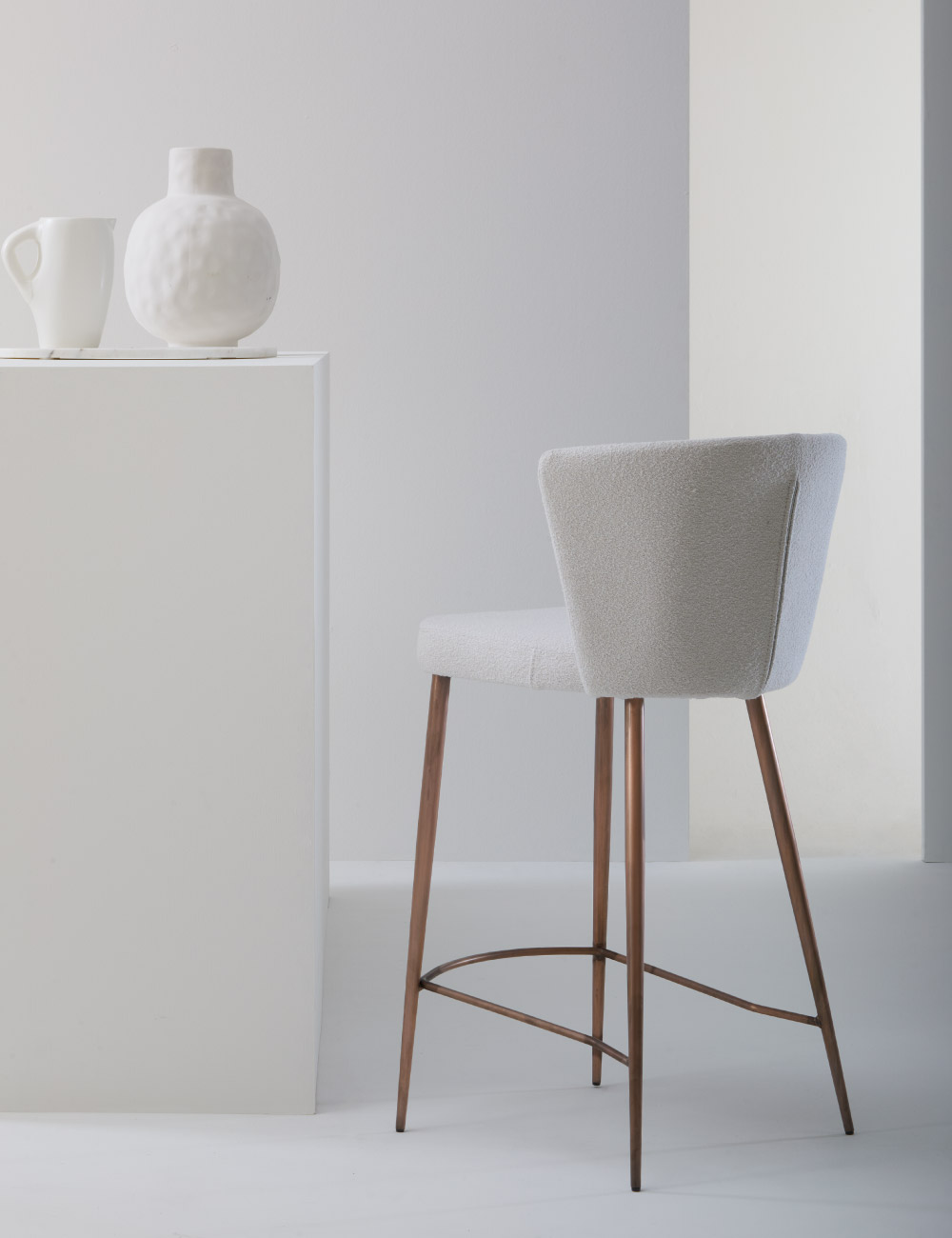 Sgabello regolabile Atena Mas Julia Italia con base tonda e alzata a gas per ambienti cucina e bar