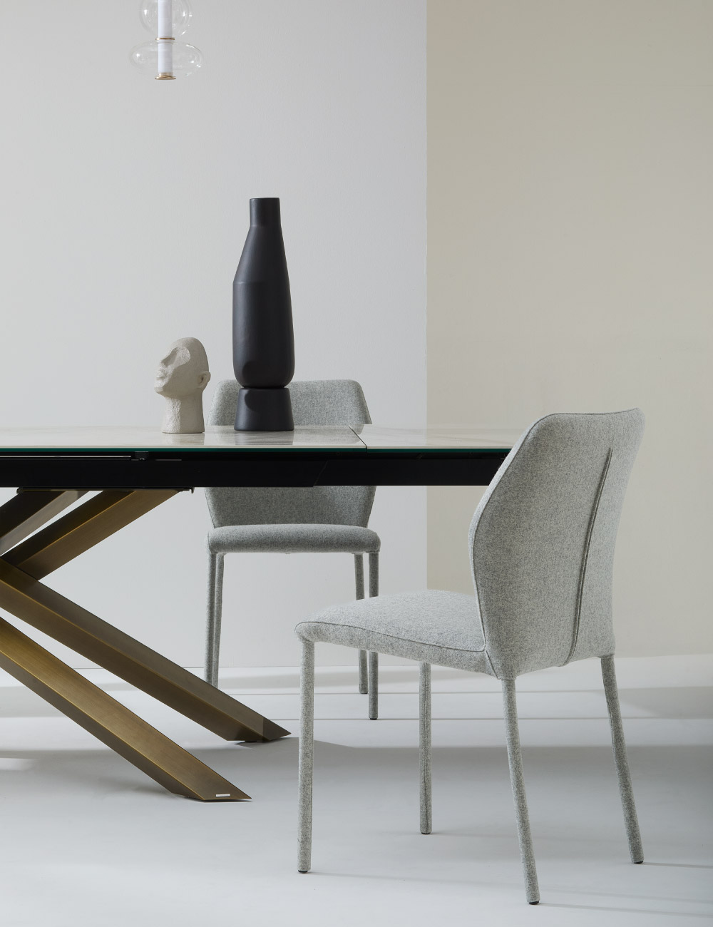 Sedia iconica Mirò in contesto lifestyle con rivestimento tessile – Julia Italia