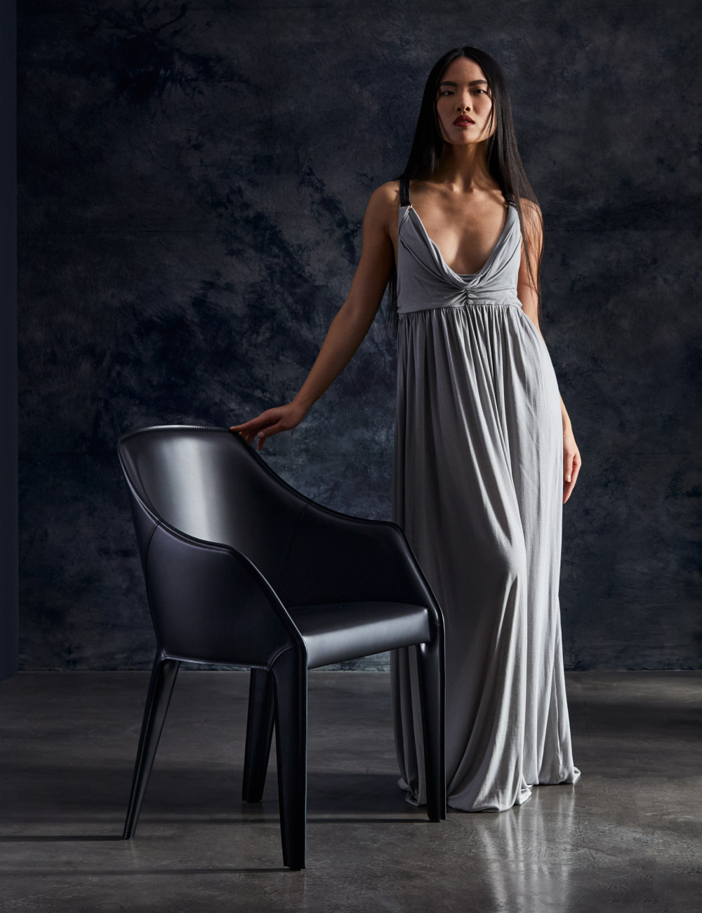 Poltroncina in cuoio Vittoria di design Made in Italy in ambientazione lifestyle