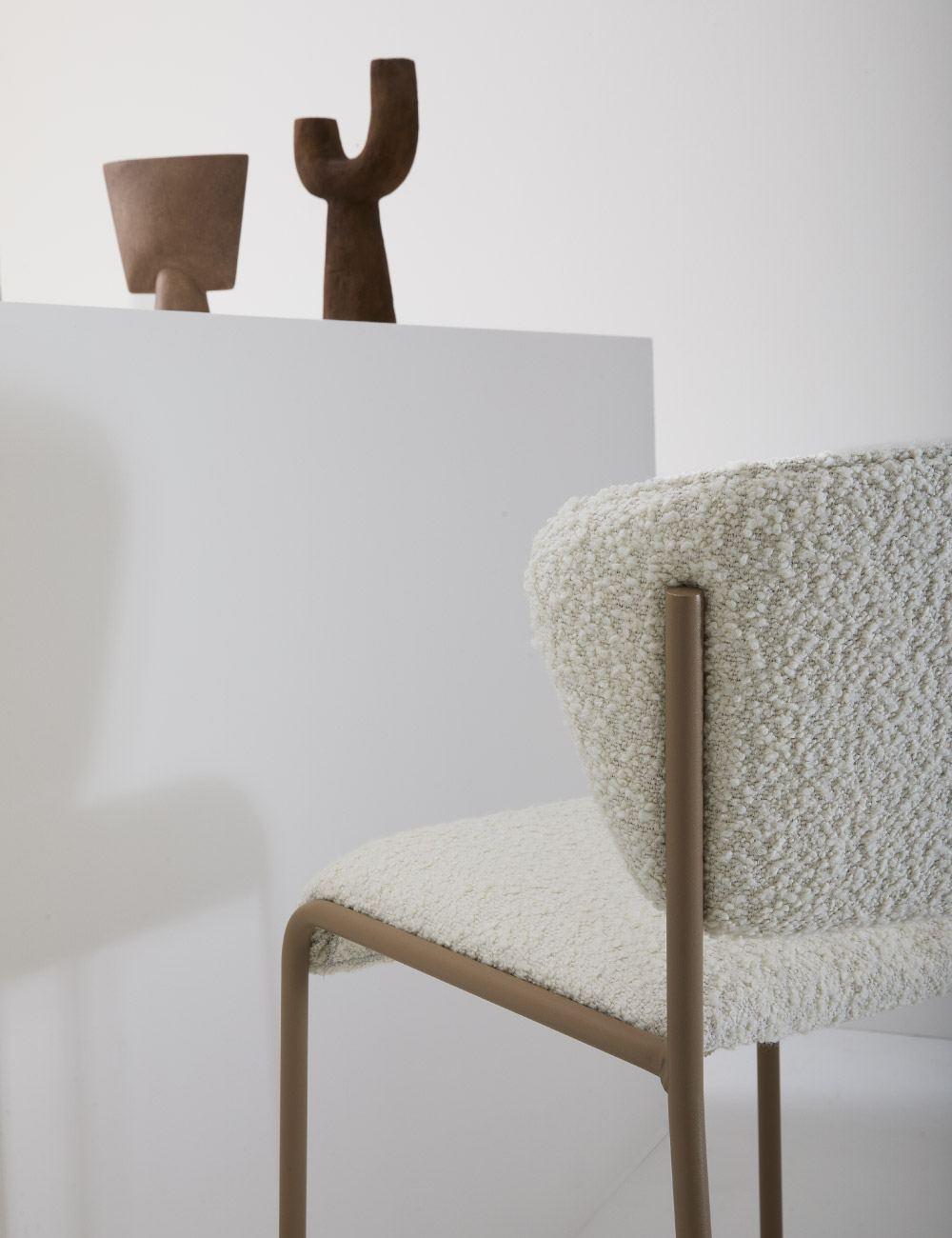 Dettaglio seduta imbottita e schienale ergonomico dello sgabello Giglio Stool Julia Italia