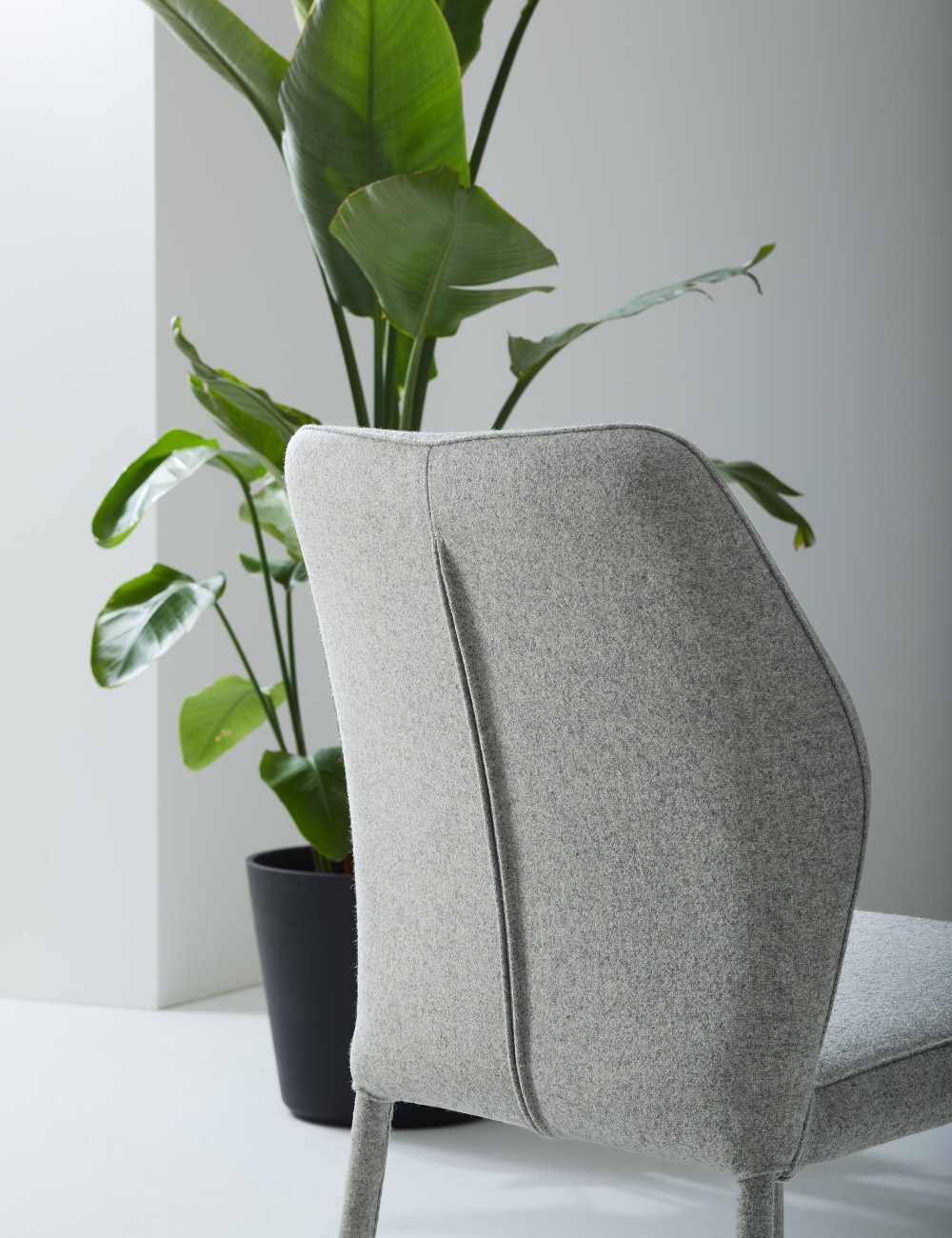 Sedia iconica Mirò in contesto lifestyle con rivestimento tessile – Julia Italia