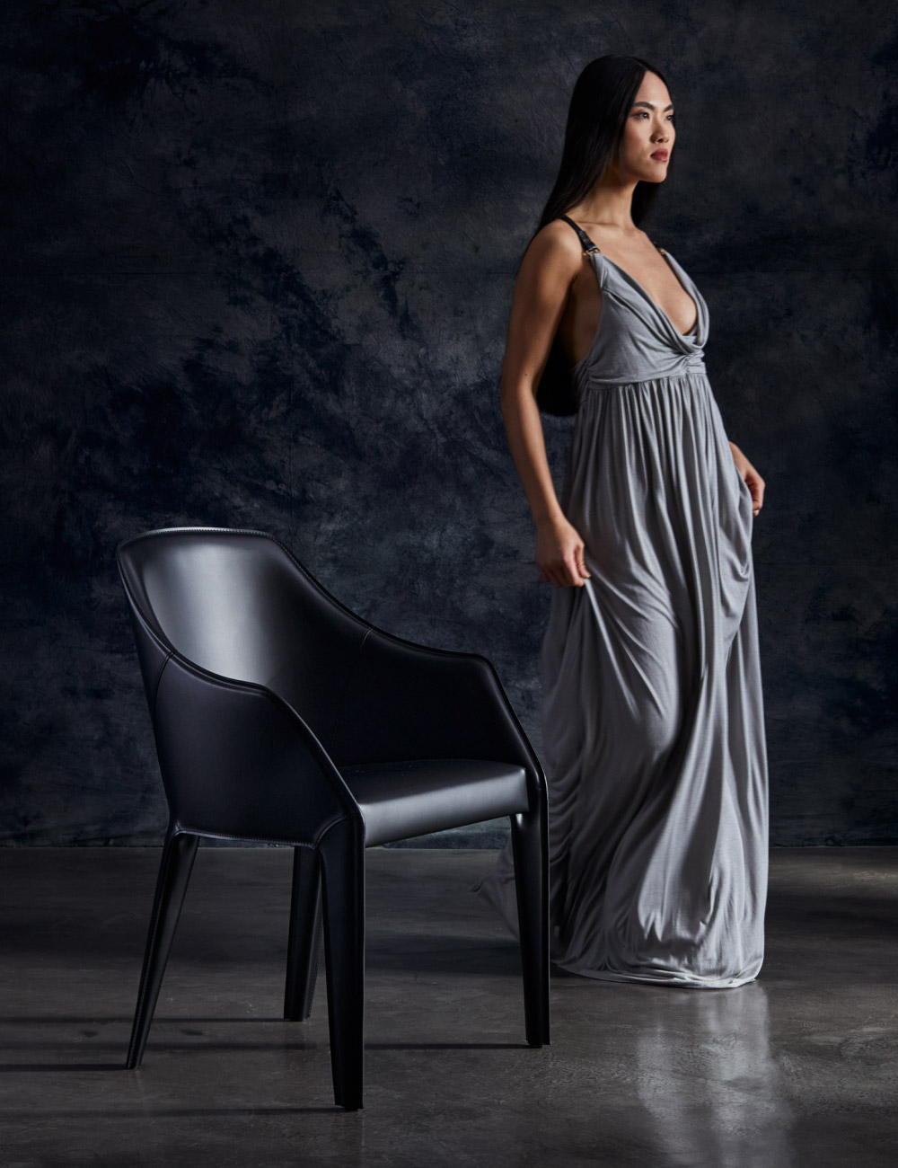 Poltroncina in cuoio Vittoria di design Made in Italy in ambientazione lifestyle