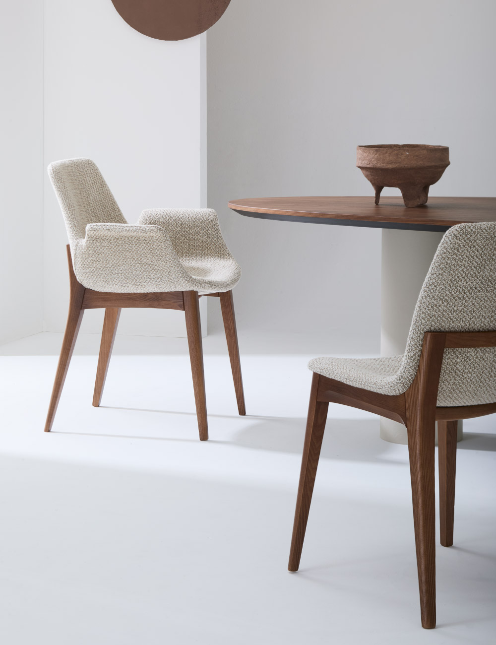 Sedia in legno Isabel in ambiente contemporaneo