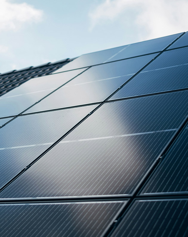 Pannelli fotovoltaici a supporto della produzione: energia rinnovabile per arredi di design realizzati con processi sostenibili Julia Italia.